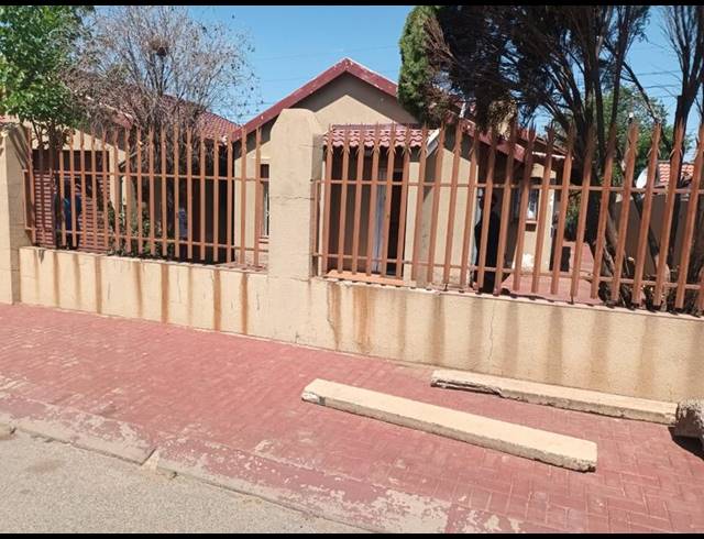 3 BEDROOM HOUSE FOR SALE IN PROTEA GLEN